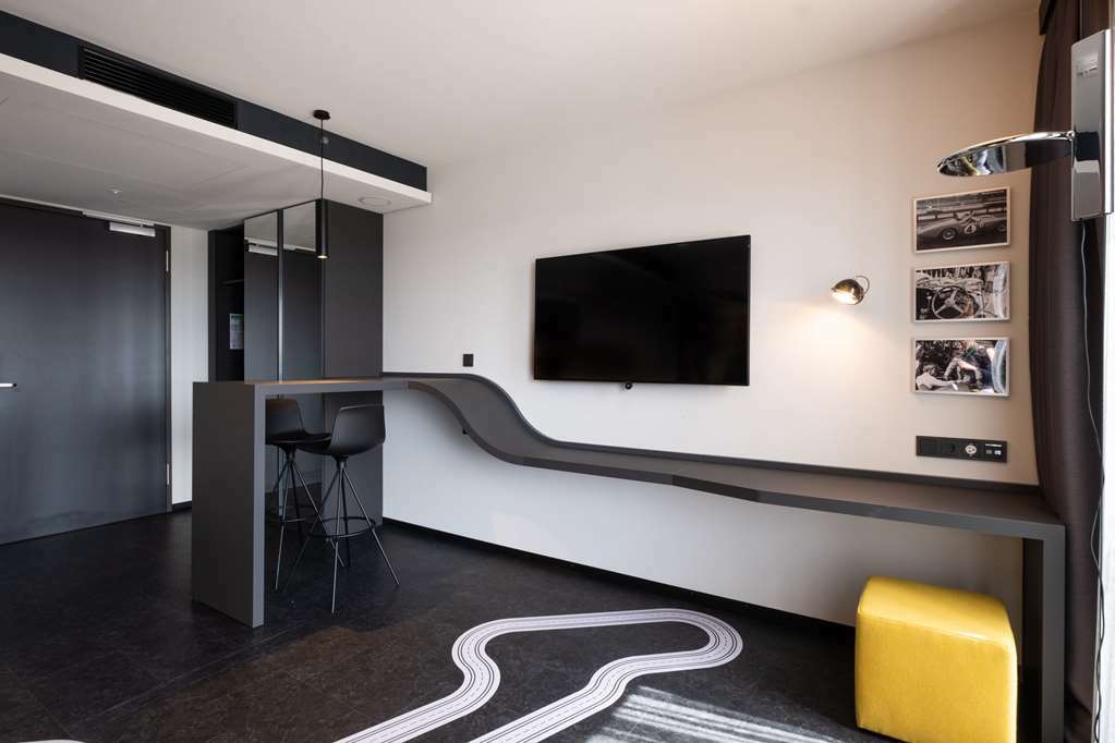 V8 Hotel Koeln At Motorworld Oda fotoğraf